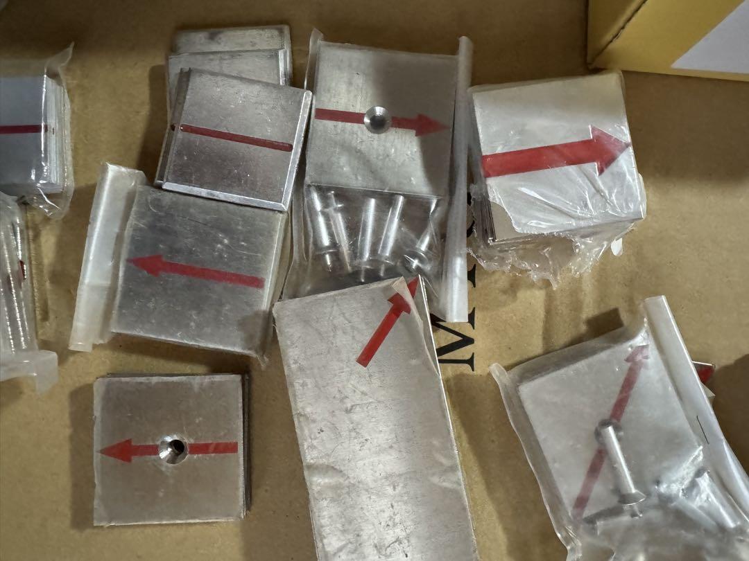 金属製四角形プレート多数
