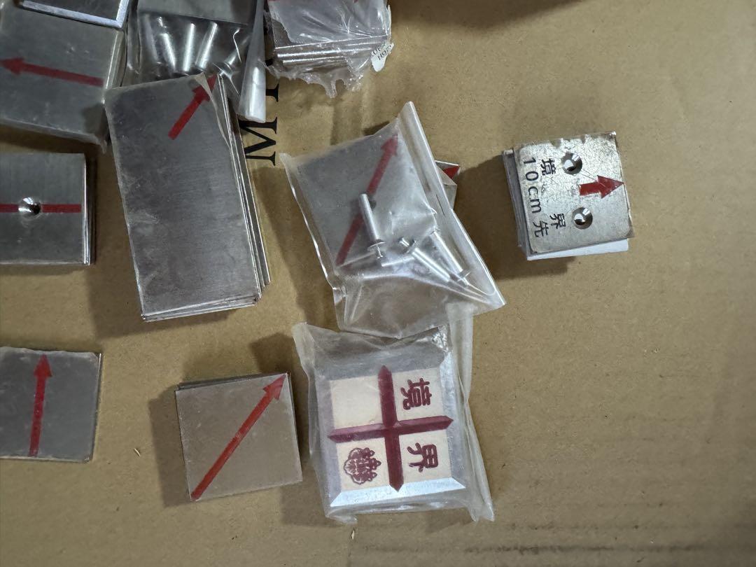 金属製四角形プレート多数