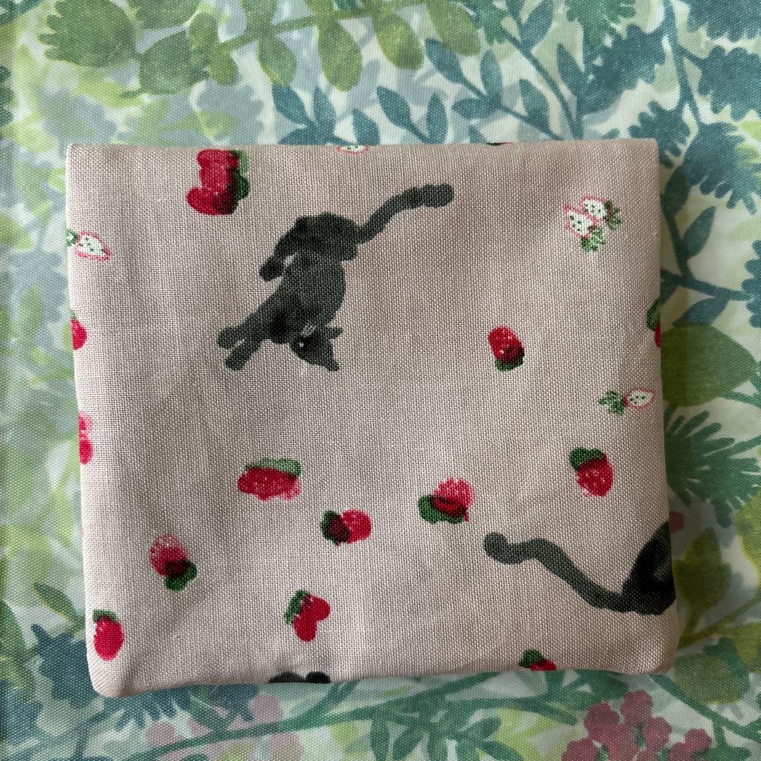 94♡2点で250円引き♪ 小物入れ　サニタリーケース　猫　苺