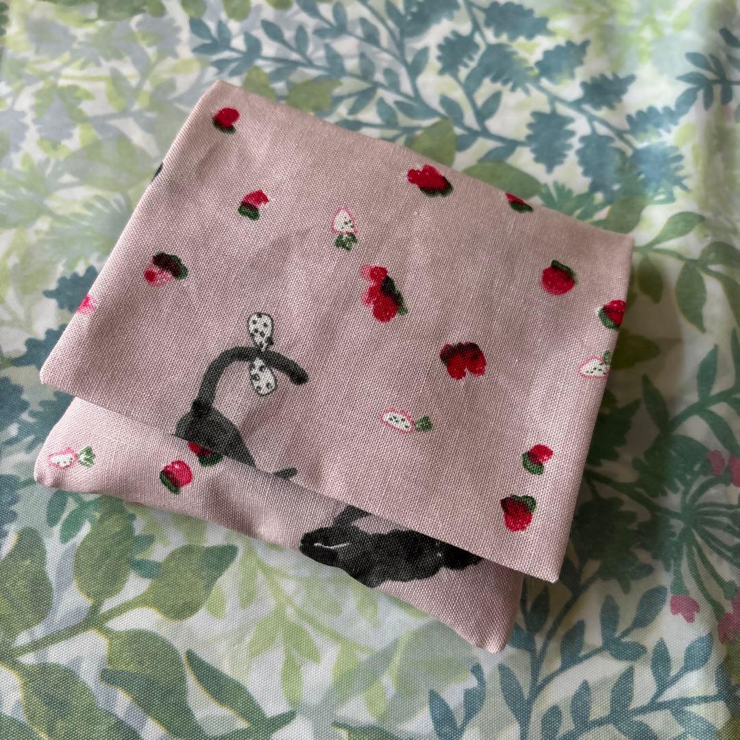 94♡2点で250円引き♪ 小物入れ　サニタリーケース　猫　苺