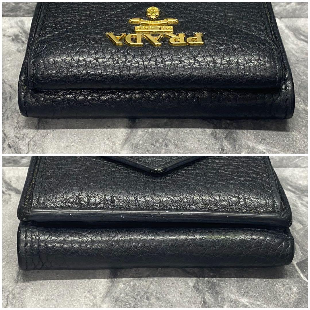現行✨プラダ　三つ折り　財布　金ロゴ　シボ革　レザー　コンパクトウォレット　黒 PRADA 三つ折り財布 ロゴ 金具 レザー コンパクトウォレット プラダ