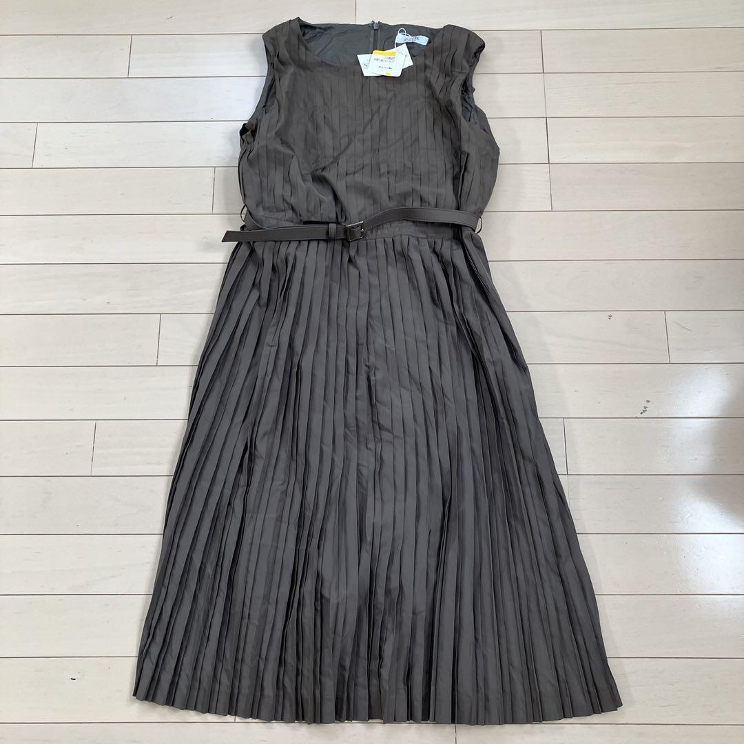 新品タグ付き 自由区 ひざ丈ワンピース ノースリーブ カーキ