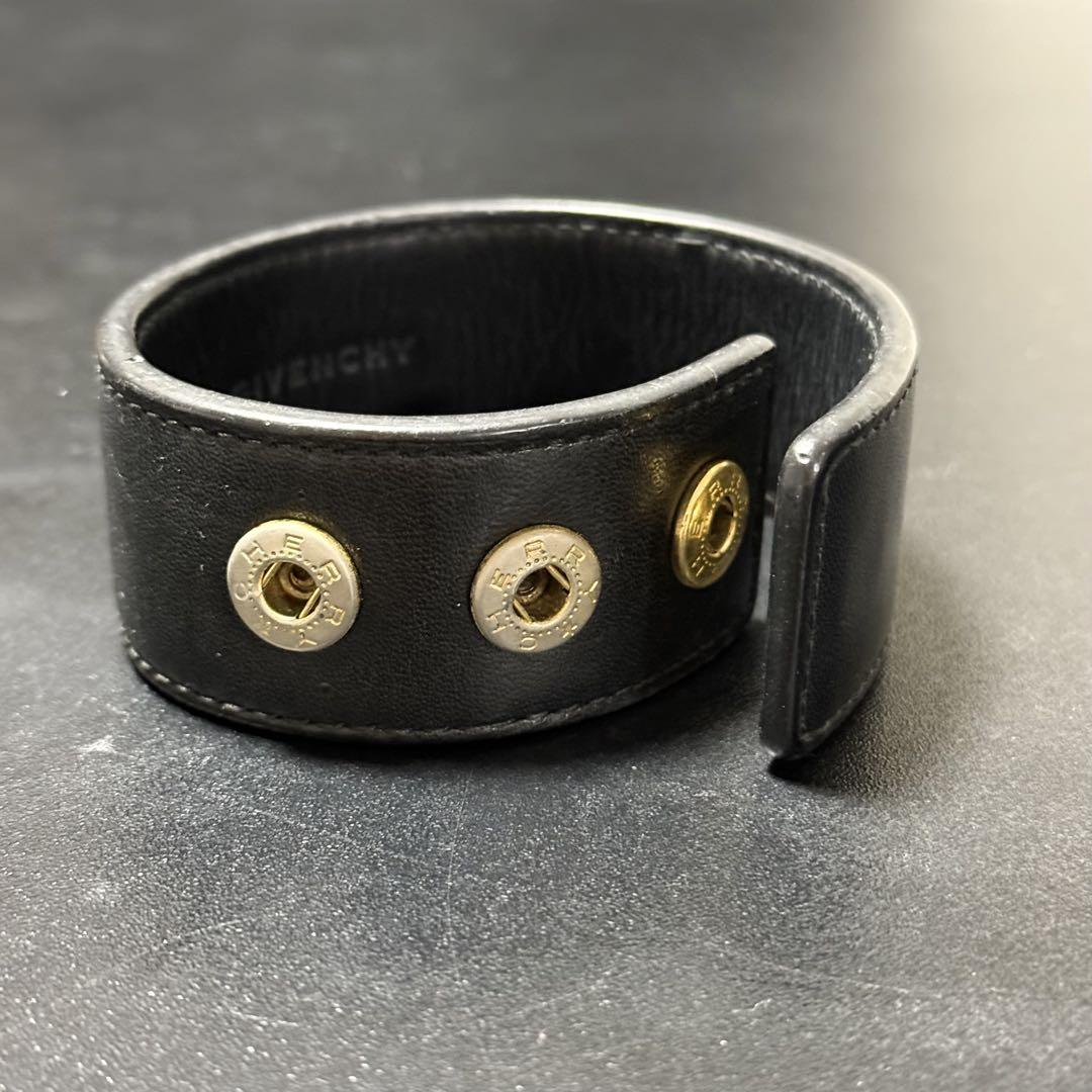 GIVENCHY黒レザー バングル