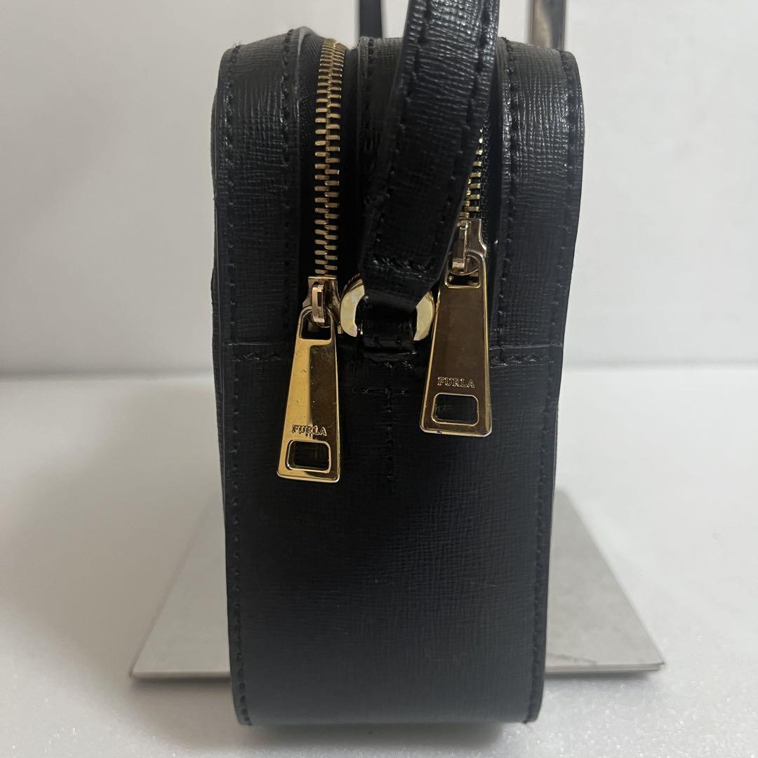 美品　フルラ　カメラバッグ　ショルダーバッグ　レザー　リリー　ブラック　斜め掛け FURLA フルラ ショルダーバッグ リリー XLサイズ カメラバッグ