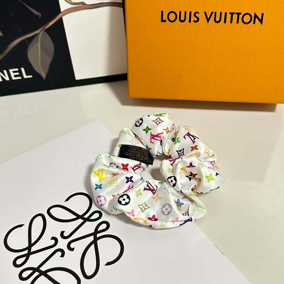 Louis Vuitton シュシュ ホワイト/マルチカラー - メルカリ