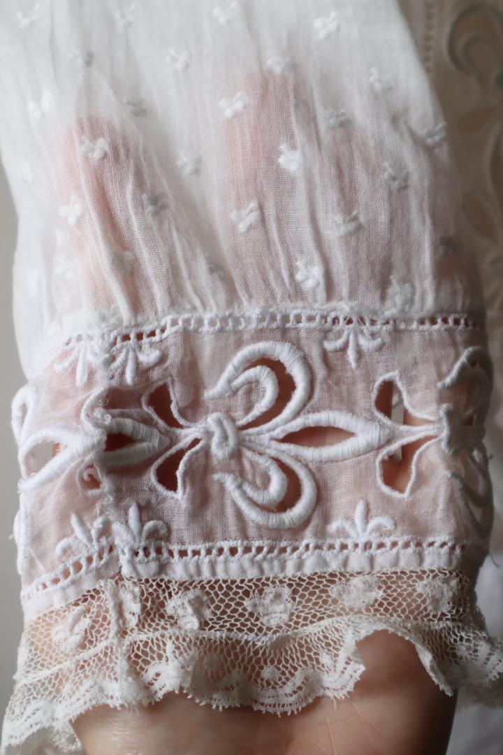 1900年代のアンティークブラウス 小花刺繡コットンガーゼ
