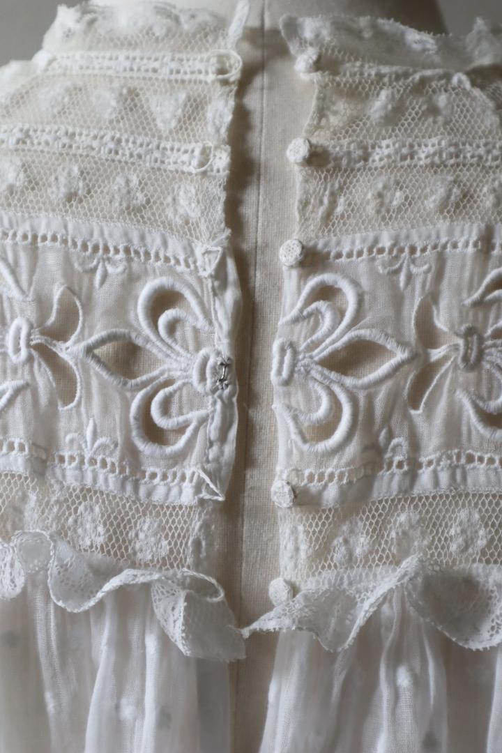 1900年代のアンティークブラウス 小花刺繡コットンガーゼ