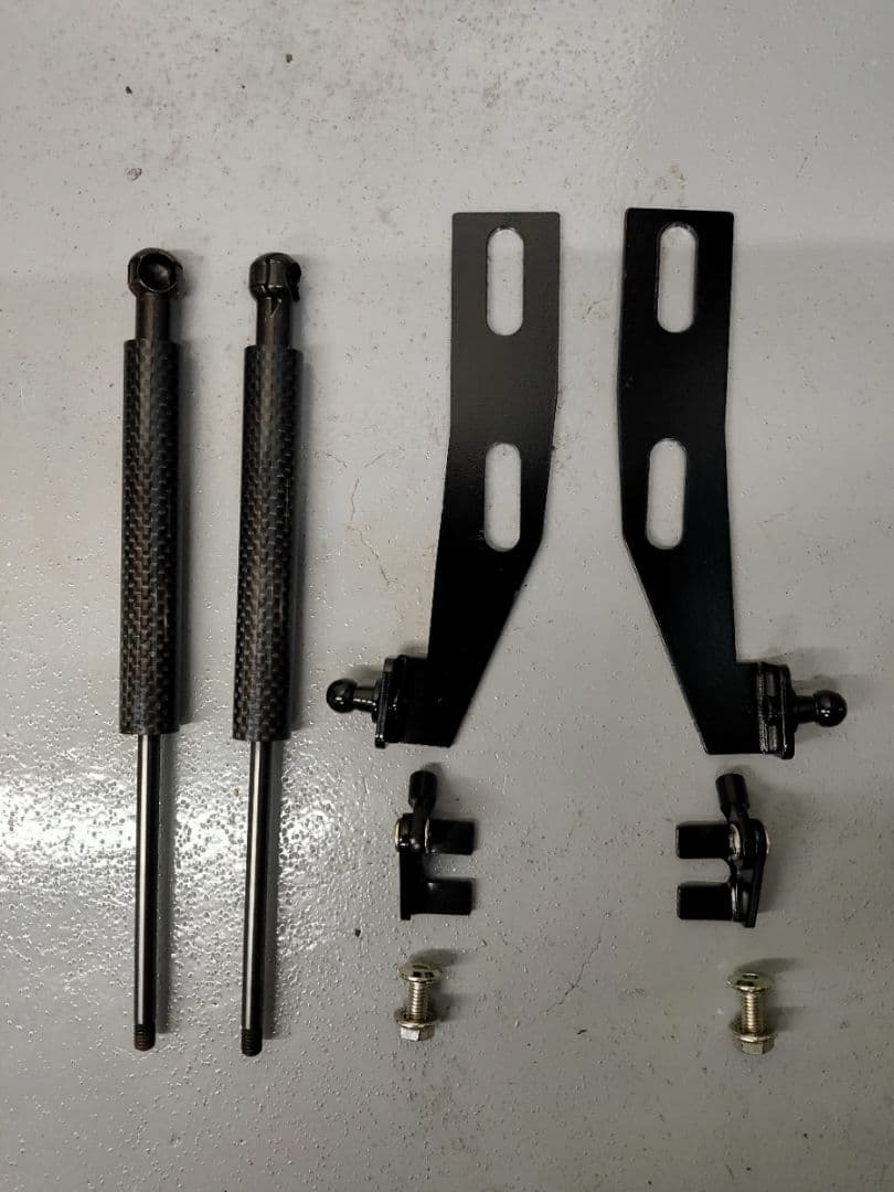 人気を誇る ダイハツ コペン ブラックカーボンボンネットダンパー