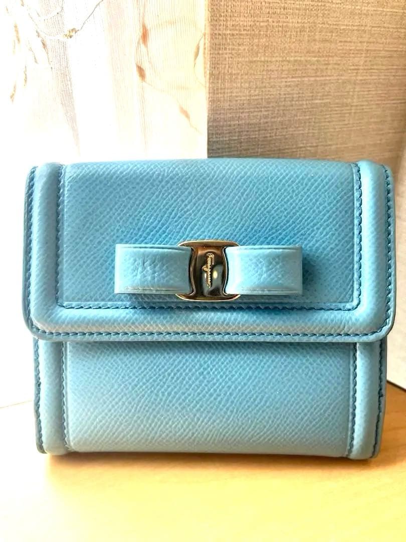 Salvatore Ferragamo ライトブルー　二つ折り財布