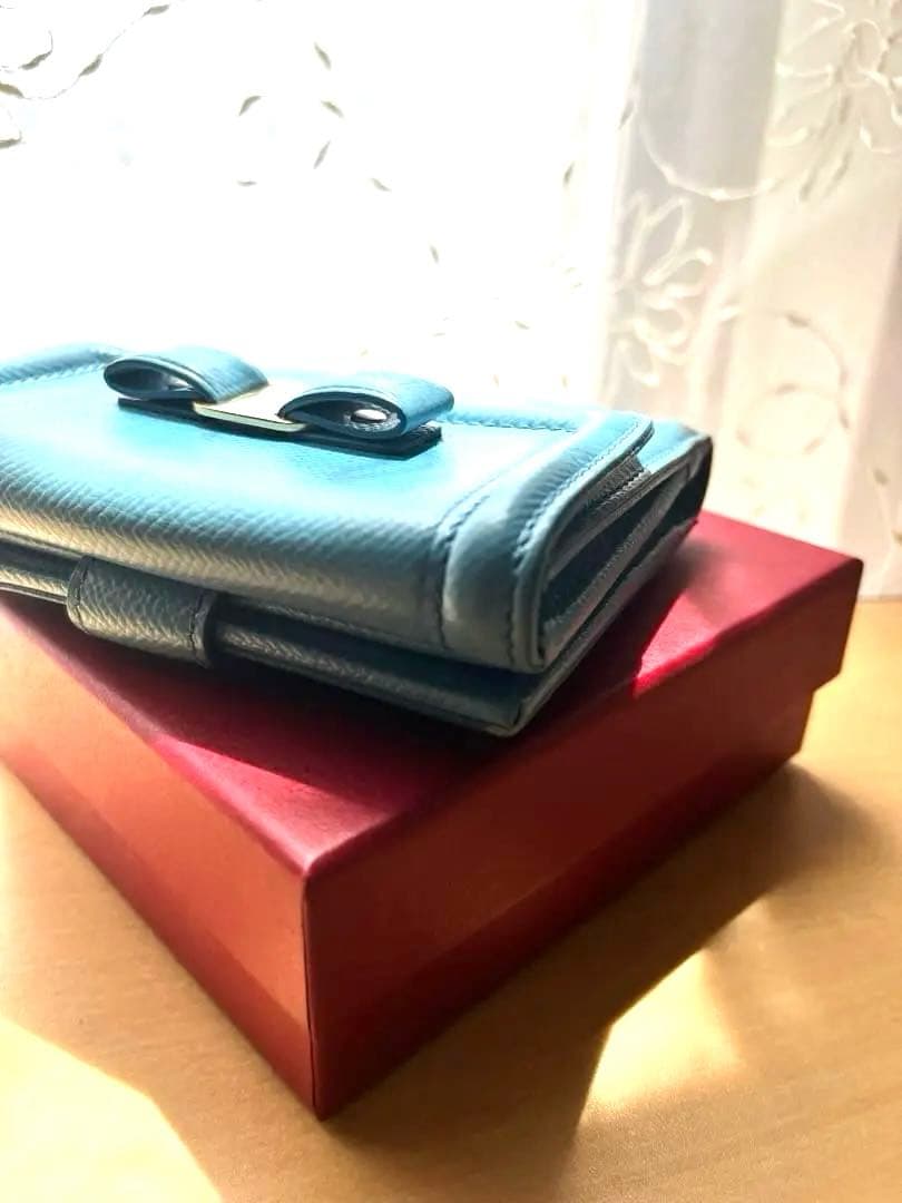 Salvatore Ferragamo ライトブルー　二つ折り財布