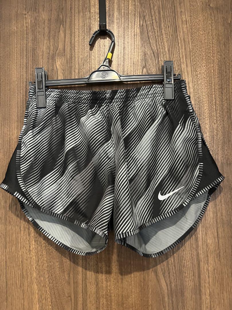 Nike ランニングショーツ ストライプ柄 レディース - メルカリ