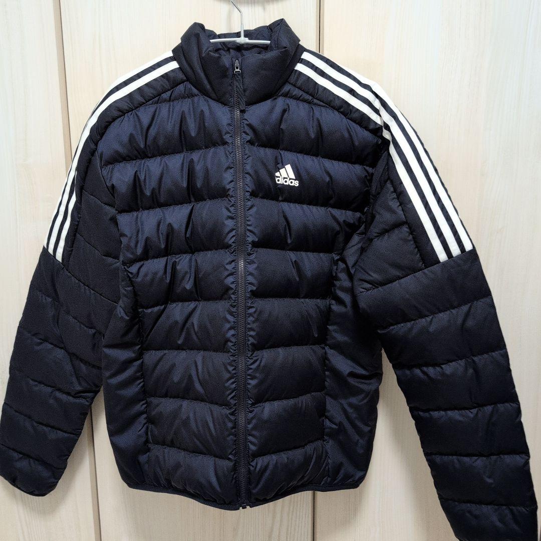 adidas　エッセンシャルズ スリーストライプス ライトダウンジャケット