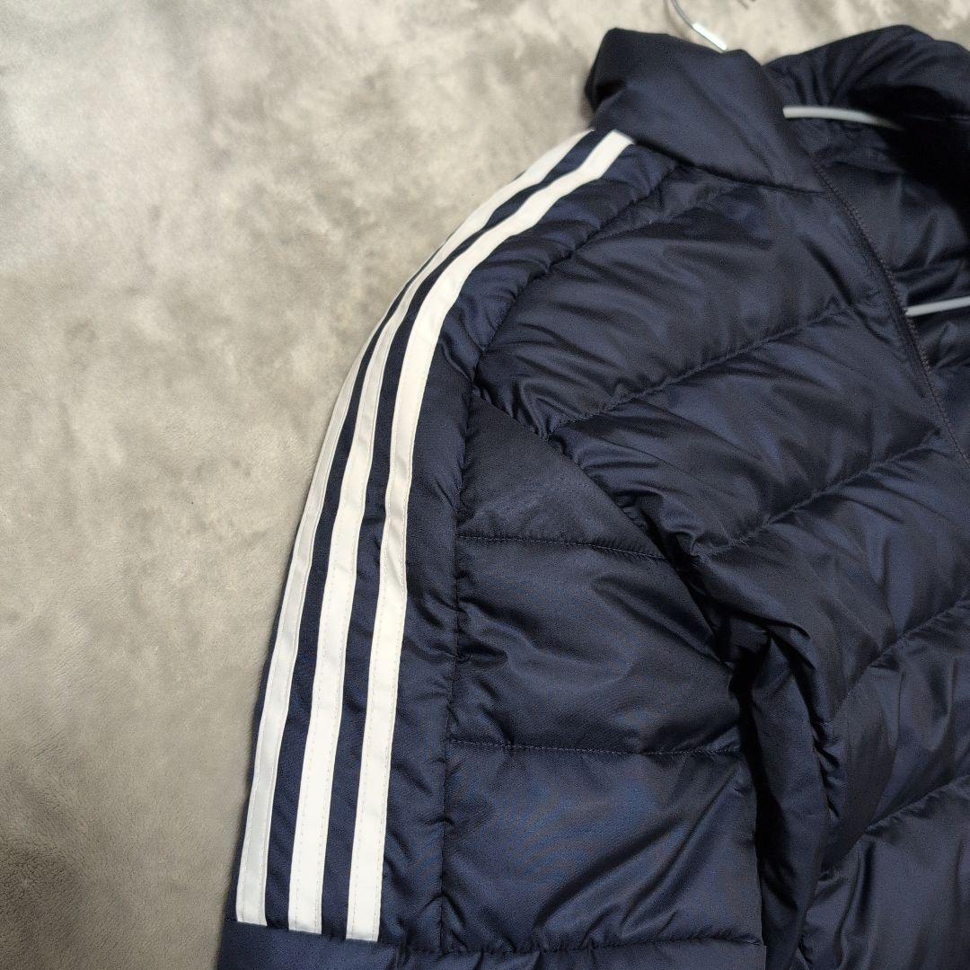 adidas　エッセンシャルズ スリーストライプス ライトダウンジャケット