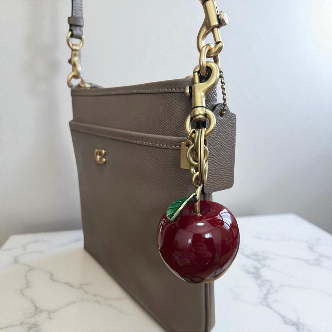 COACH バッグチャーム スモールアップル キーホルダー