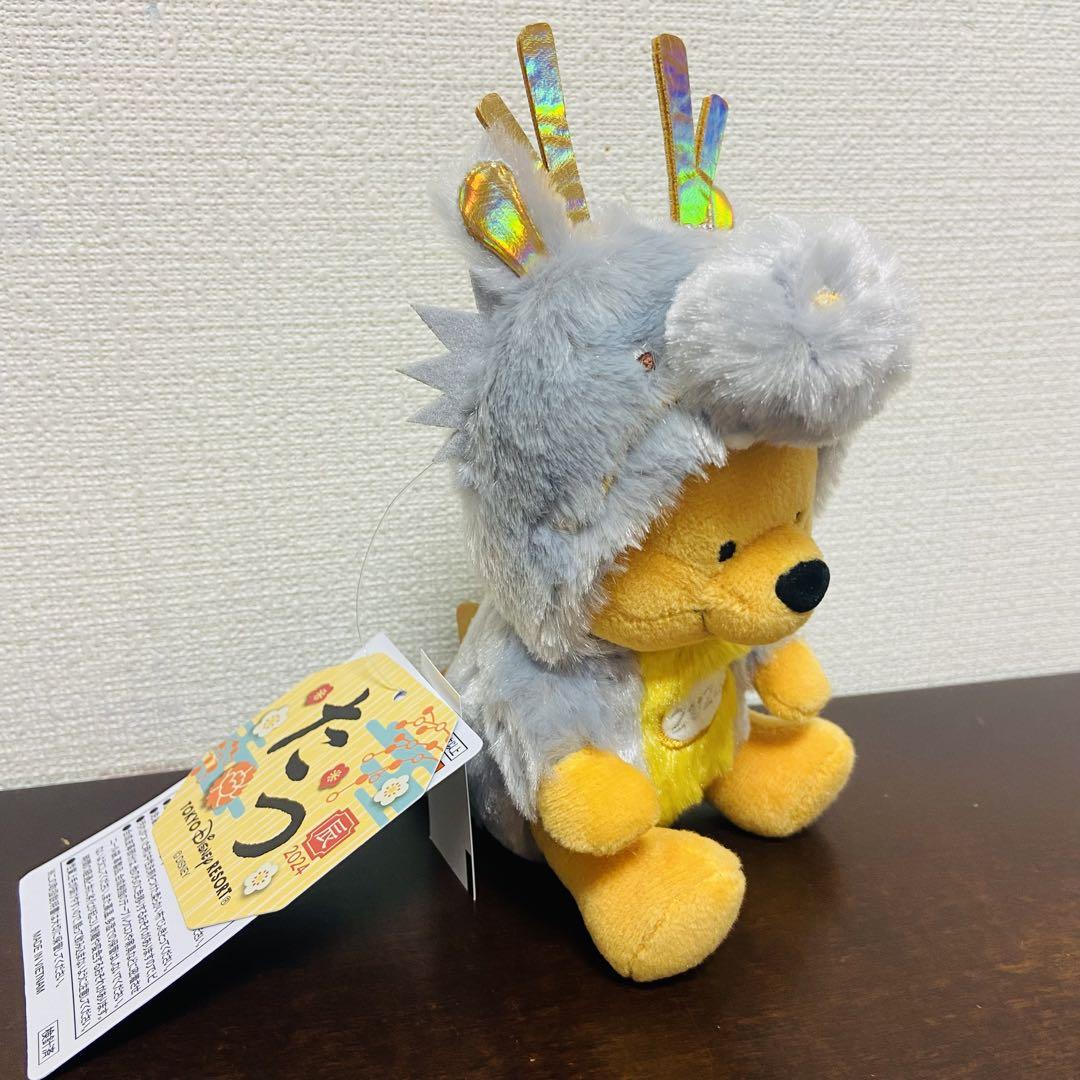 2024年の干支をモチーフにしたプーさんのぬいぐるみバッジ