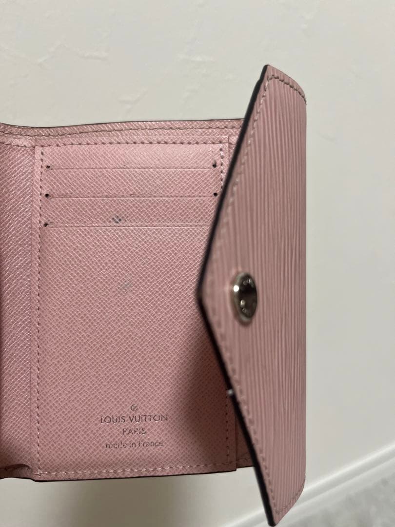 ルイヴィトン　エピ　ポルトフォイユ　ヴィクトリーヌ　レザー　三つ折り財布　ピンク