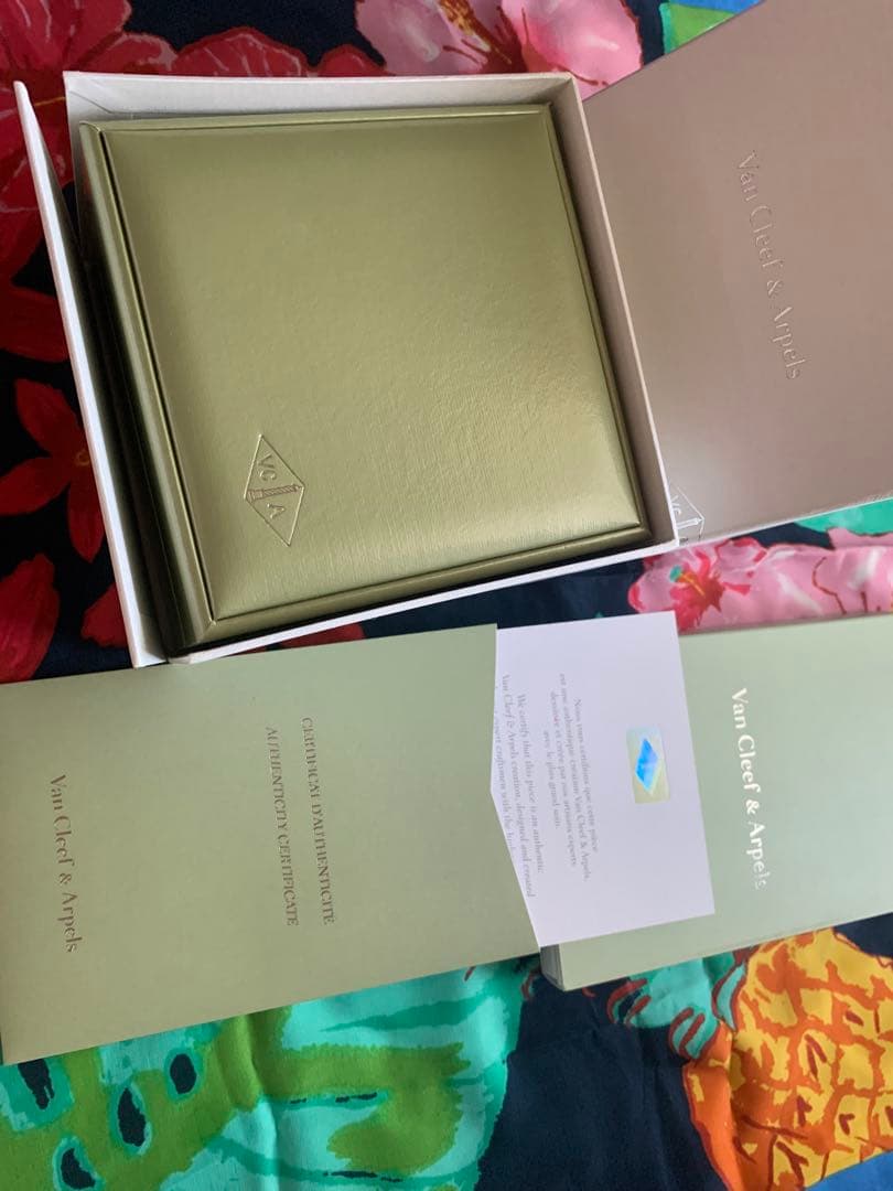 ヴァンクリーフ&アーペル スウィート アルハンブラ ウォッチ ベルト2本付き ヴァンクリーフ&アーペル スウィート アルハンブラ ウォッチ ベルト2本付き