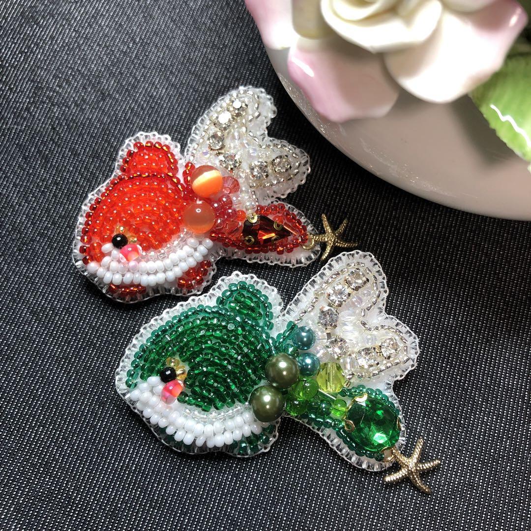 タケコブター様専用♡ビーズ刺繍ブローチ☆金魚 赤＆濃い緑☆ハンドメイド