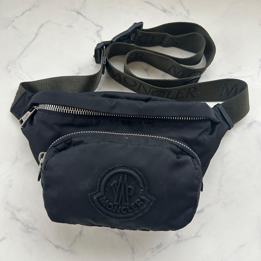 モンクレール ウエストポーチ ボディバッグ 2021年モデル カーキ ビッグロゴ モンクレール ウエストポーチ ボディバッグ 2021年モデル カーキ ビッグロゴ