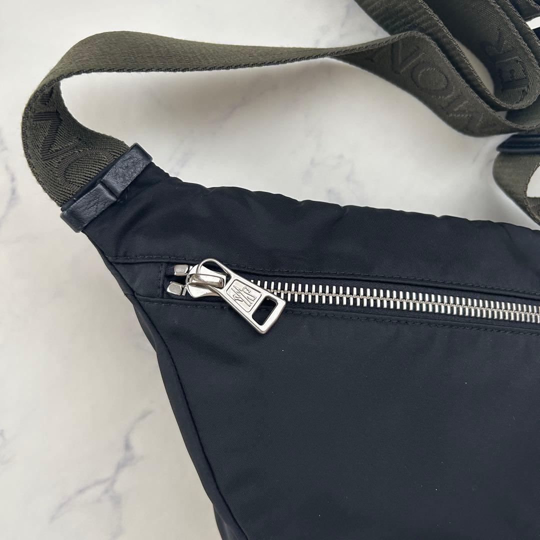 モンクレール ウエストポーチ ボディバッグ 2021年モデル カーキ ビッグロゴ モンクレール ウエストポーチ ボディバッグ 2021年モデル カーキ ビッグロゴ