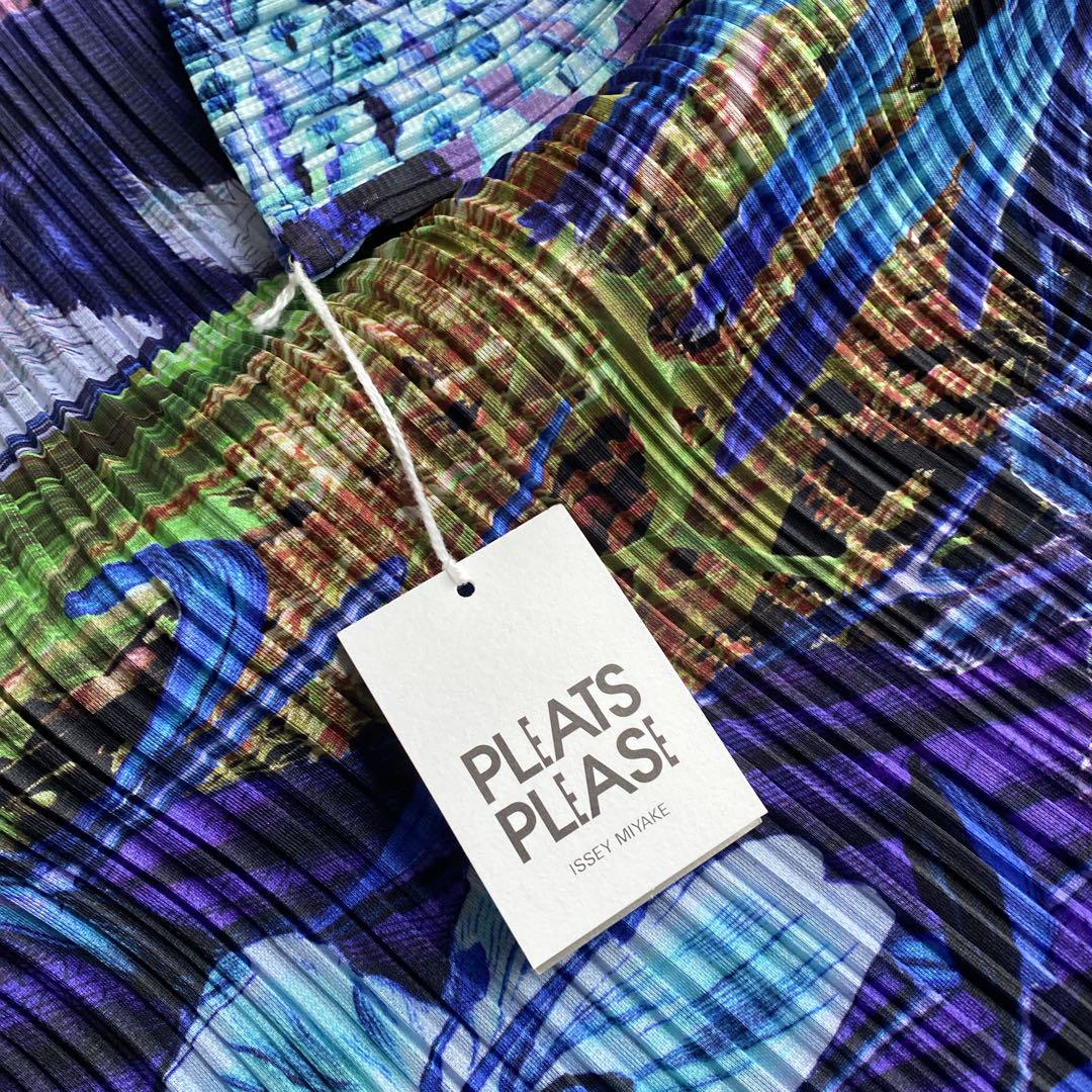 PLEATS PLEASE