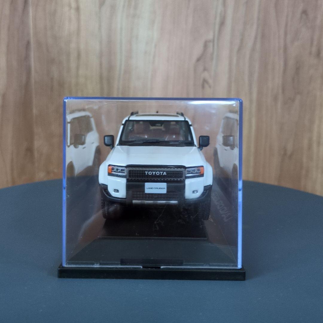 ランドクルーザー 1/30 スケール ミニカー ケース付き ランドクルーザー 1/30 スケール ミニカー ケース付き - メルカリ