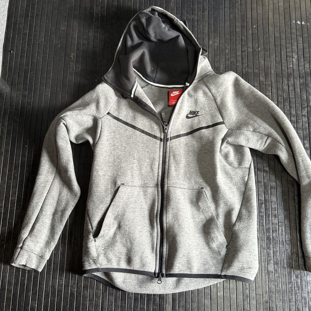 NIKEテックフリースグレー