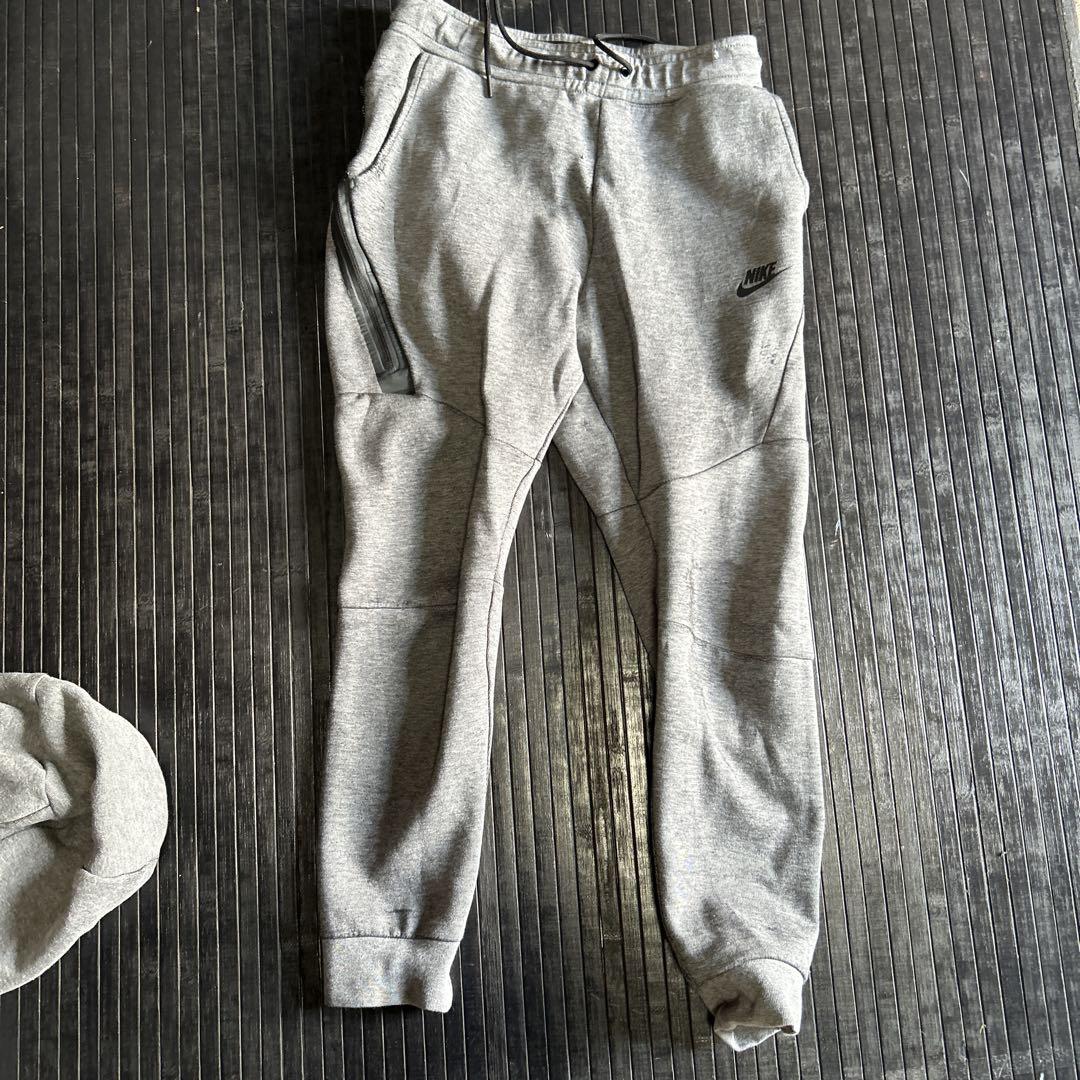 NIKEテックフリースグレー