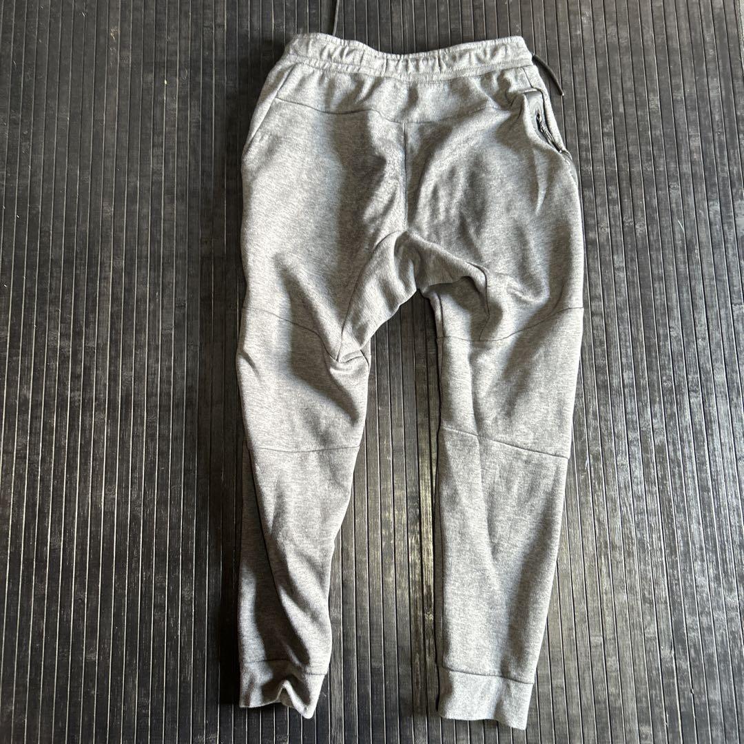 NIKEテックフリースグレー