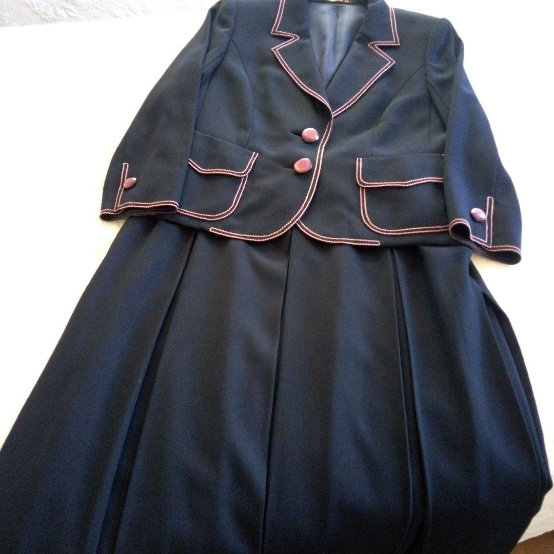 別注仕立て 紺のブレザー上下 ピンクの刺繍ステッチ付き