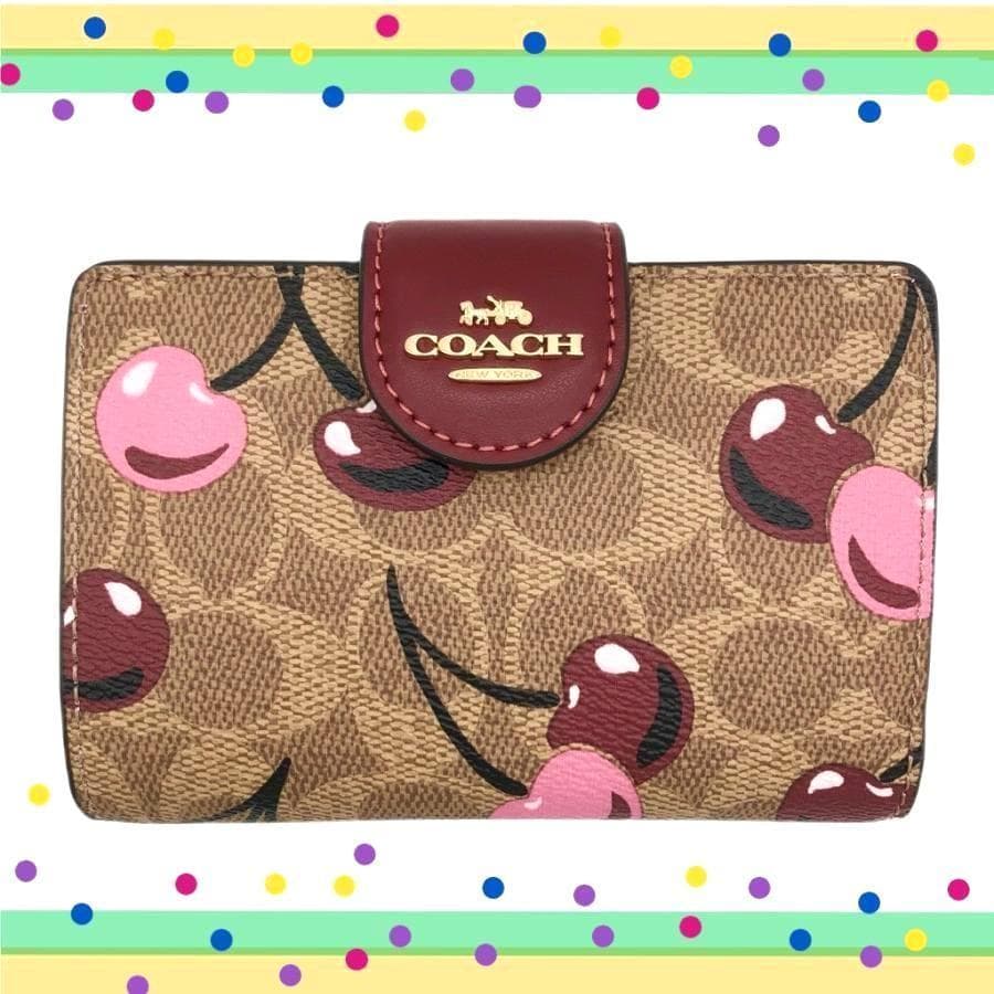 新作、COACHコーチシグネチャー チェリー プリント二つ折り財布
