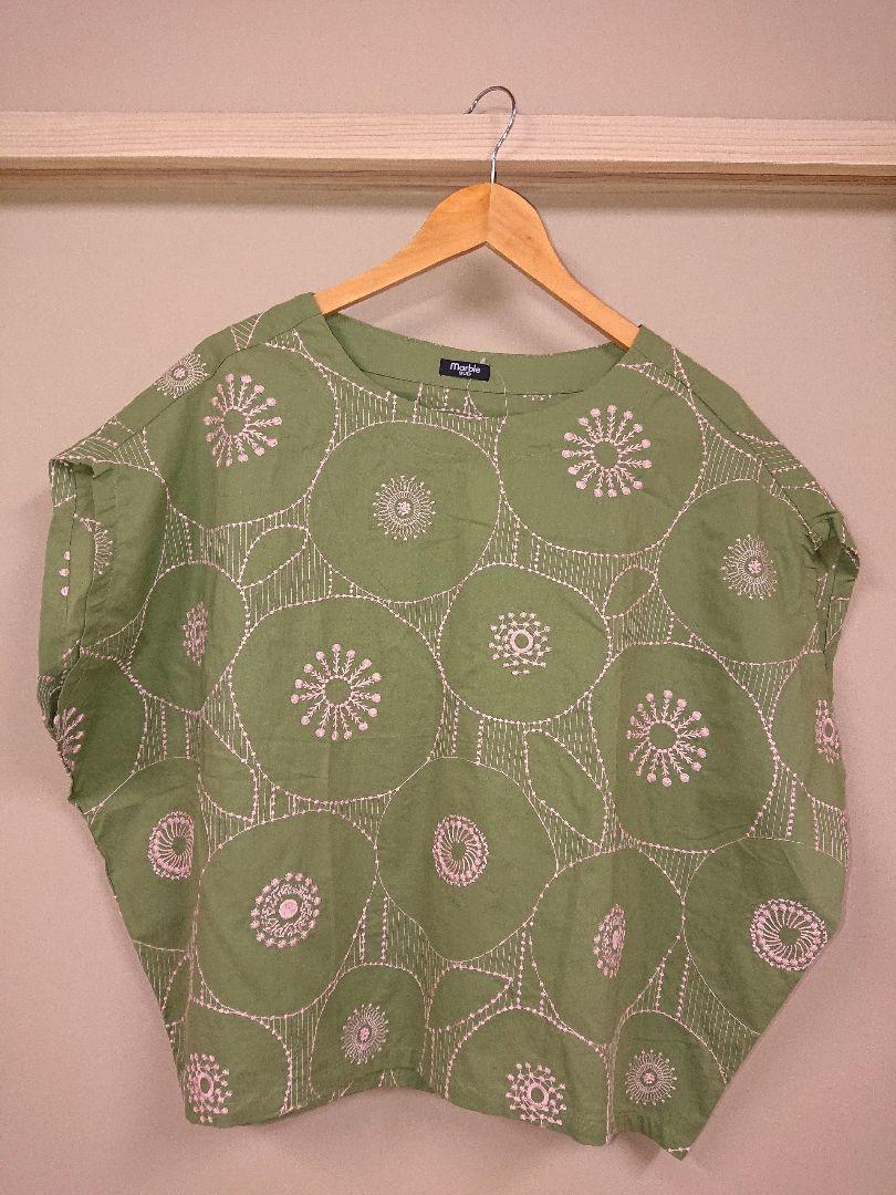 新品 タグ付 【マーブルシュッド】若草色 花柄刺繍 フレンチスリーブのシャツ