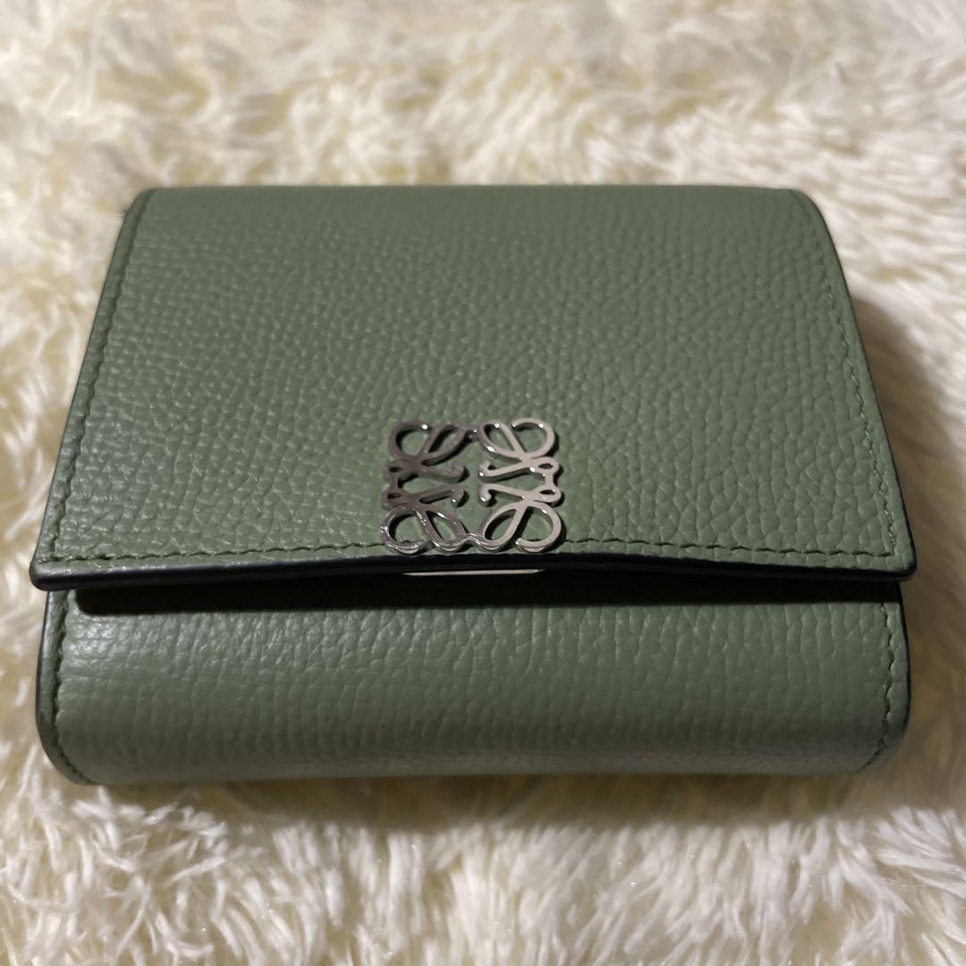 【値下げしました】LOEWE グリーンレザー 二つ折り財布 正規品・美品】LOEWE 二つ折財布 グリーン - メルカリ
