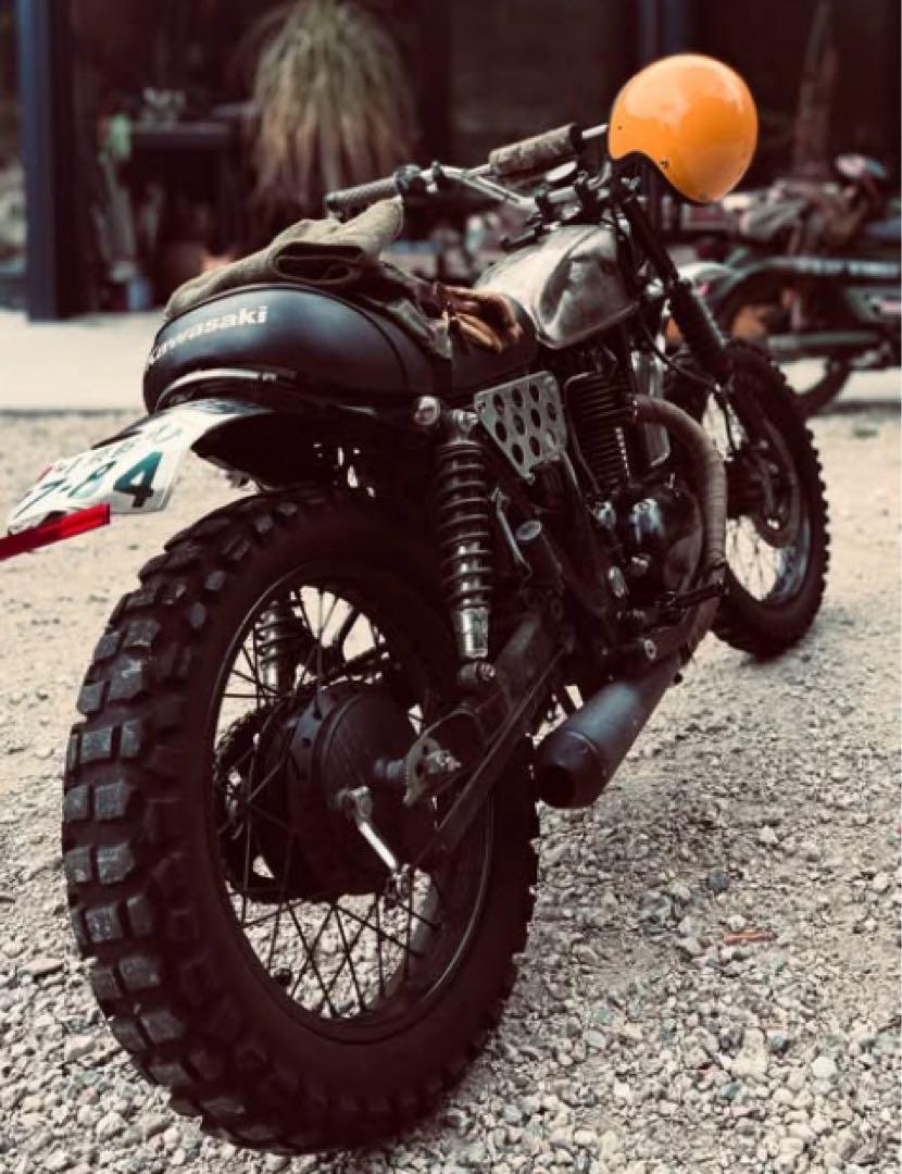 250TR サイドカバー マフラー サスペンション カスタム タイヤ