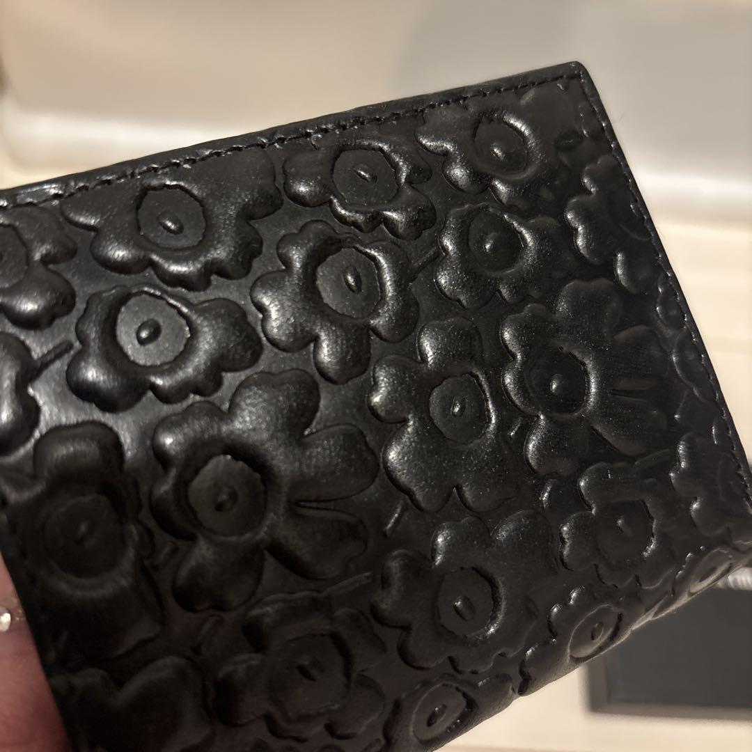 シ*ウ様 marimekkoブラックレザー二つ折り財布 花柄エンボス marimekko ブラックレザー 二つ折り財布