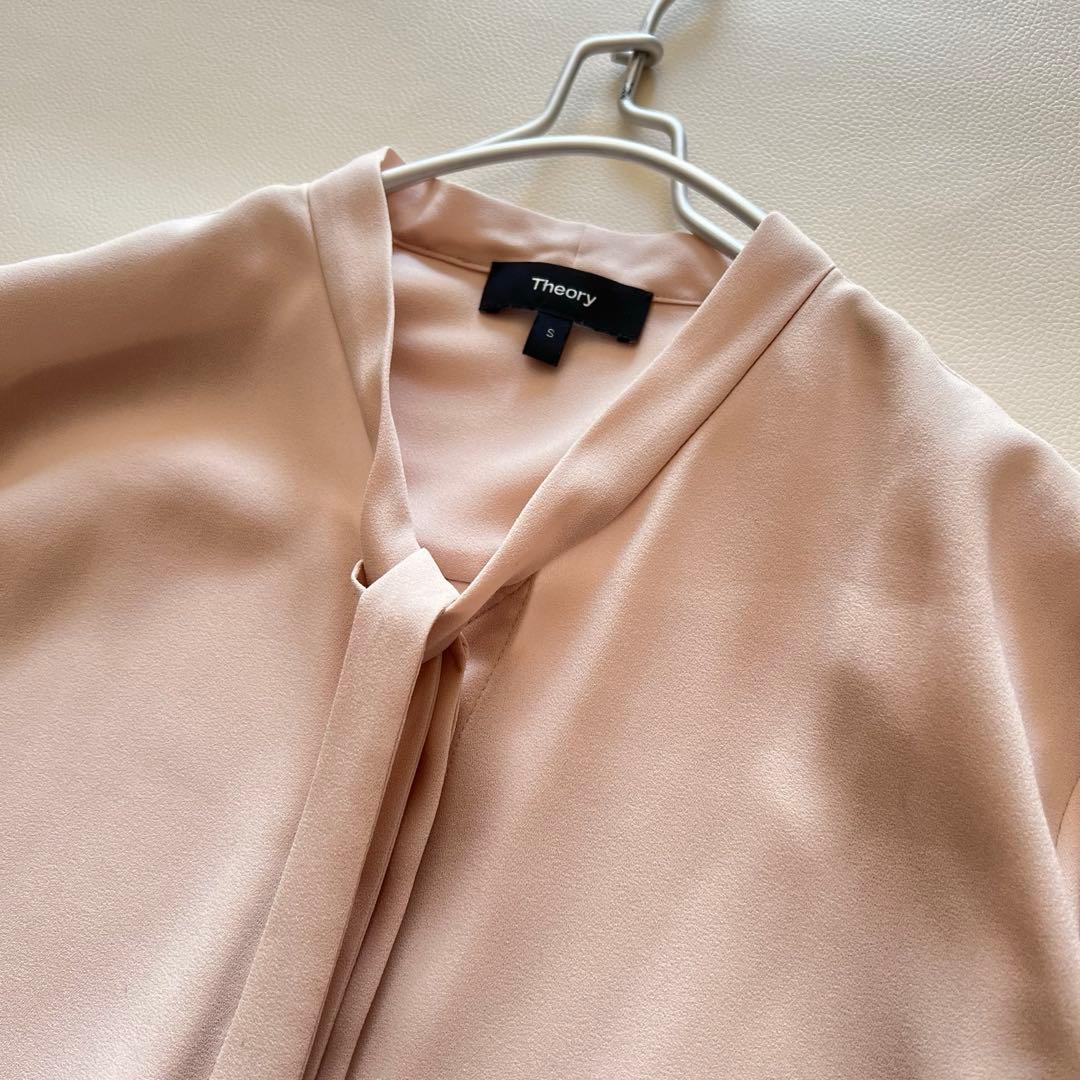 美品✨セオリー 2023 ボウタイブラウス アイボリー S ウォッシャブル 美品✨セオリー 2023 ボウタイブラウス アイボリー S ウォッシャブル