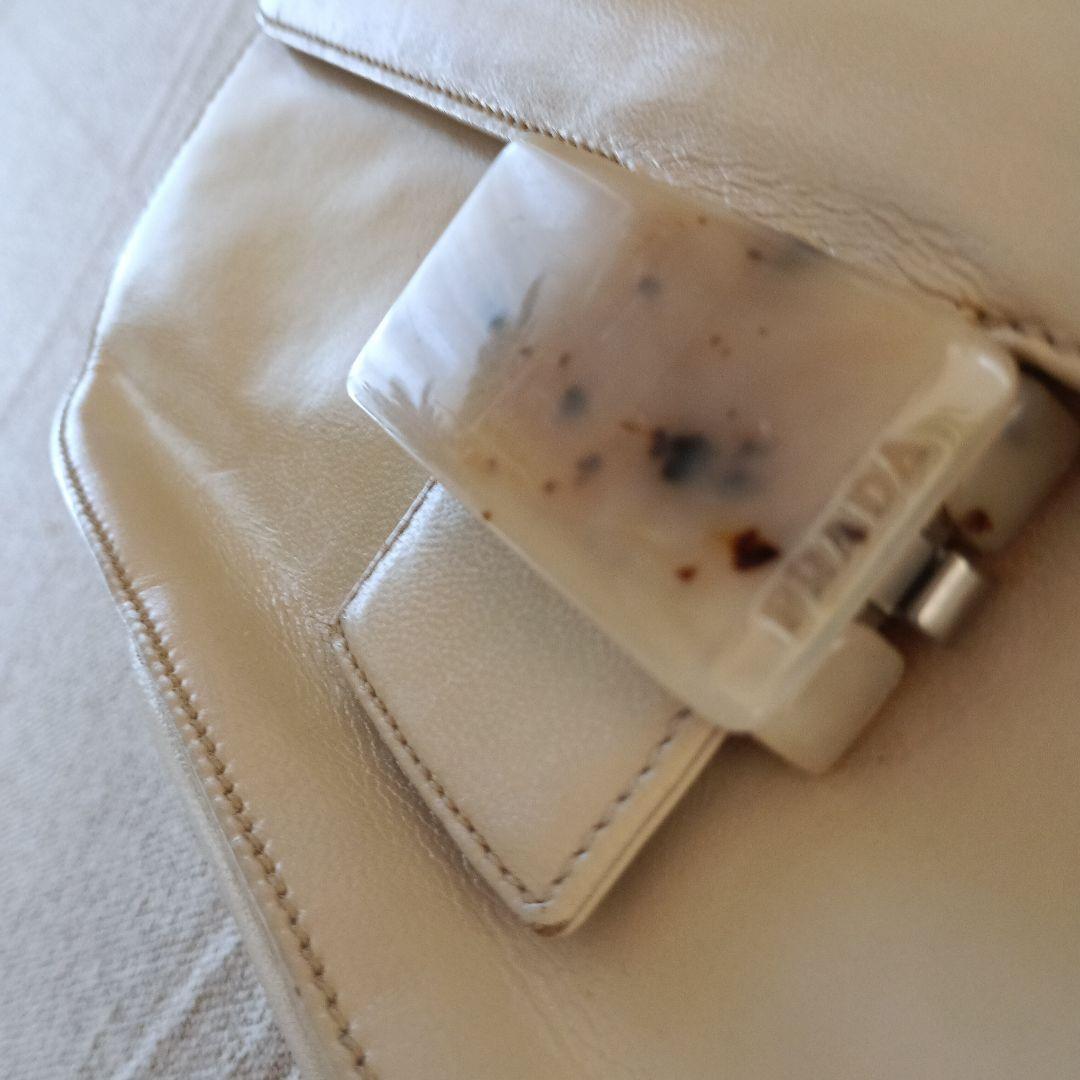 PRADA クリーム色 フラップ付きショルダーバッグ PRADA クリーム色 フラップ付きショルダーバッグ