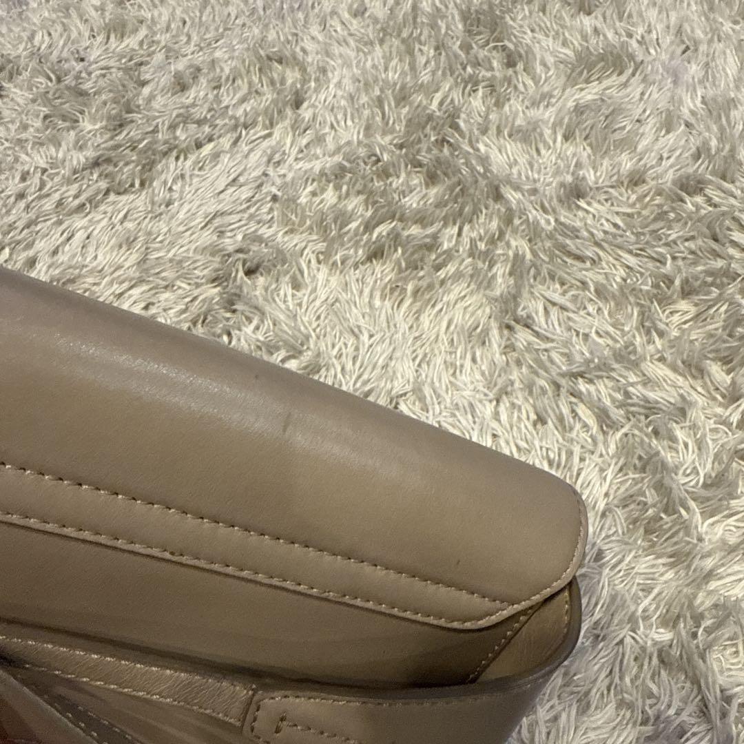 Chloé Cロゴ付きベージュボディバッグ