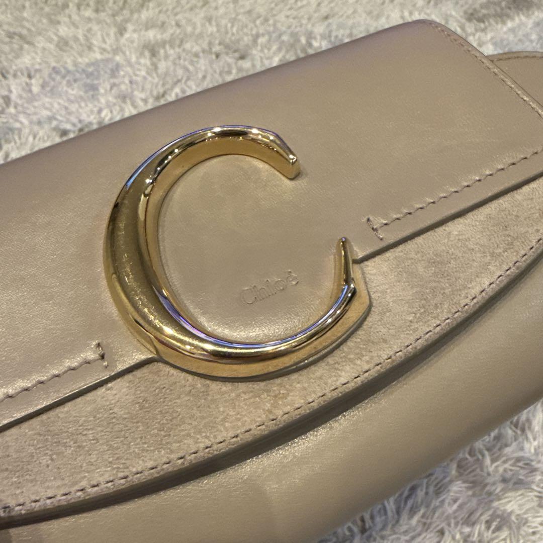 Chloé Cロゴ付きベージュボディバッグ