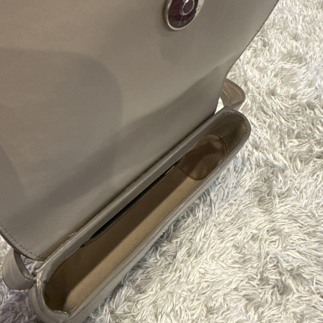 Chloé Cロゴ付きベージュボディバッグ