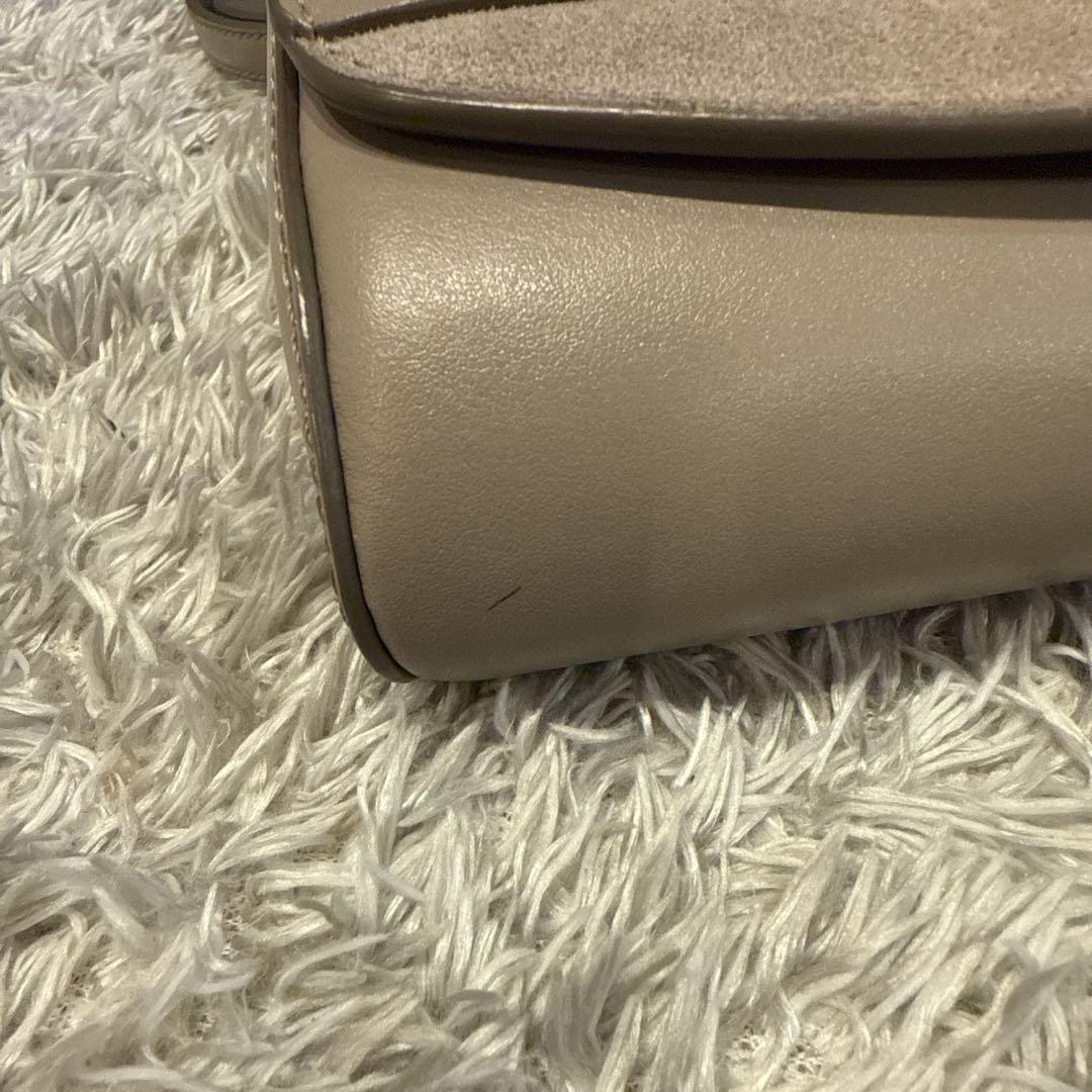 Chloé Cロゴ付きベージュボディバッグ