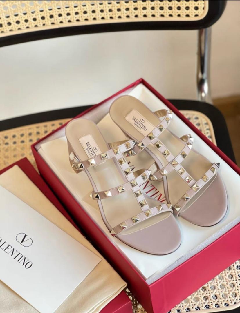 VALENTINO スタッズ付きサンダル ベージュ 23.5cm