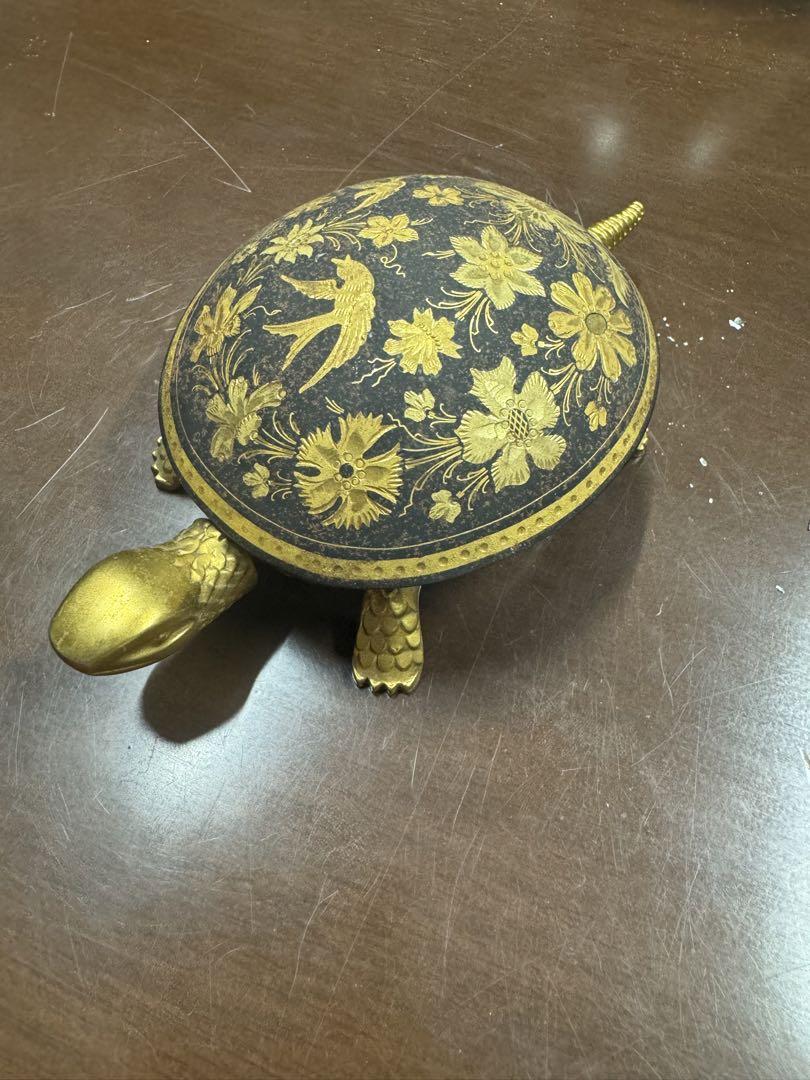 金色の亀型装飾品 ベル