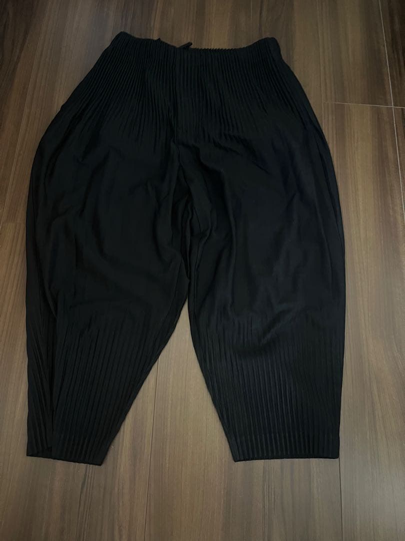 HOMME PLISSÉ ISSEY MIYAKE BASICS BLACK