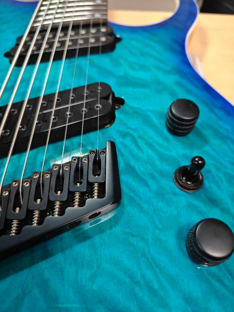 8弦ギター目立った傷や汚れなし