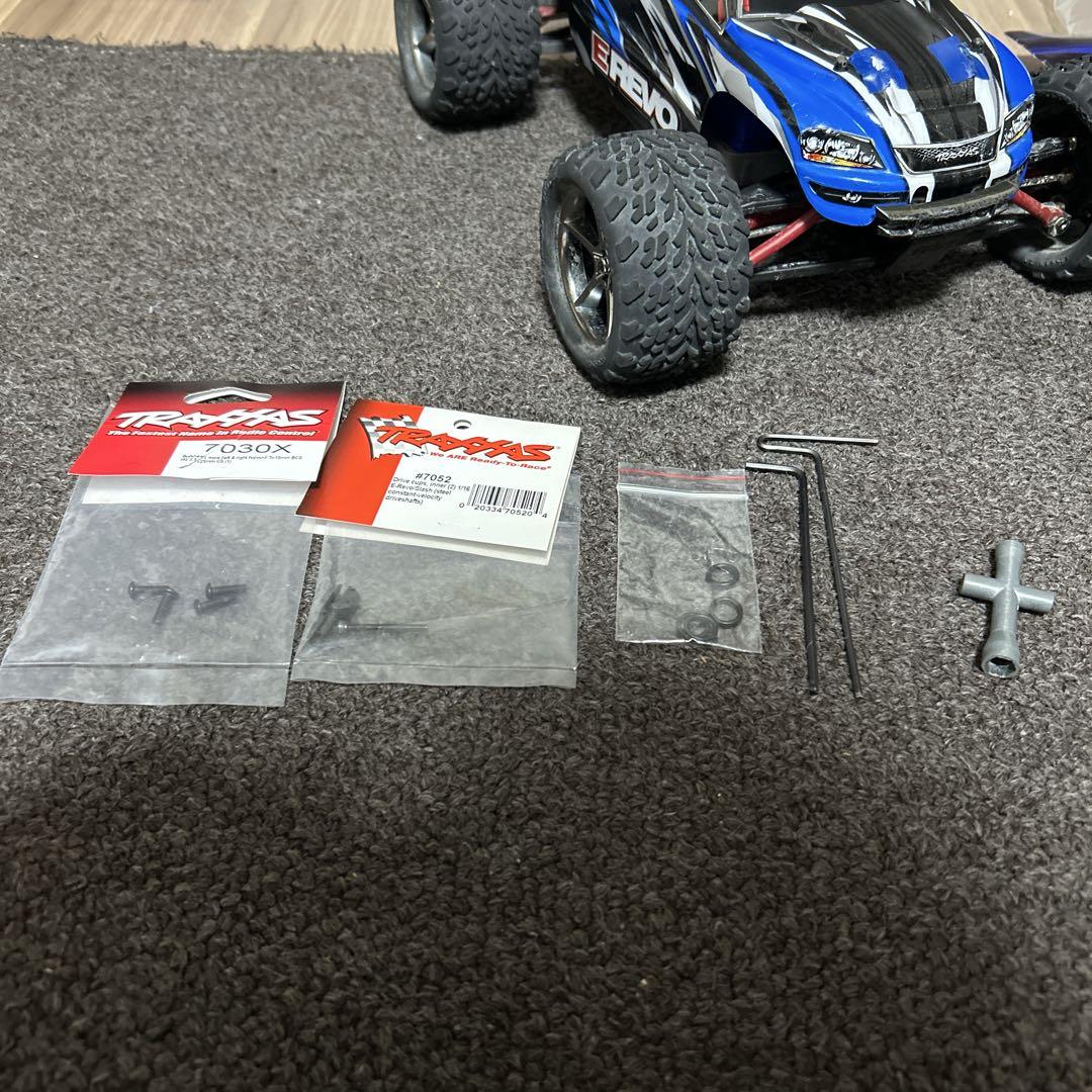 トラクサス　e-revo 1/16 送受信機なし　ほぼノーマル　シャフト交換
