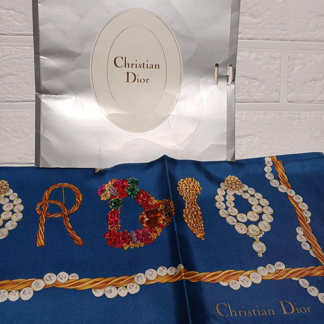 Christian Dior シルクスカーフ 星と月のデザイン ディオール“花々や星座”を描く新作シルクスカーフ、「トワル