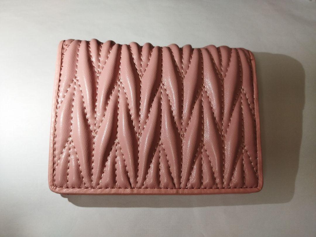 ミュウミュウ 二つ折り財布　ピンク財布
