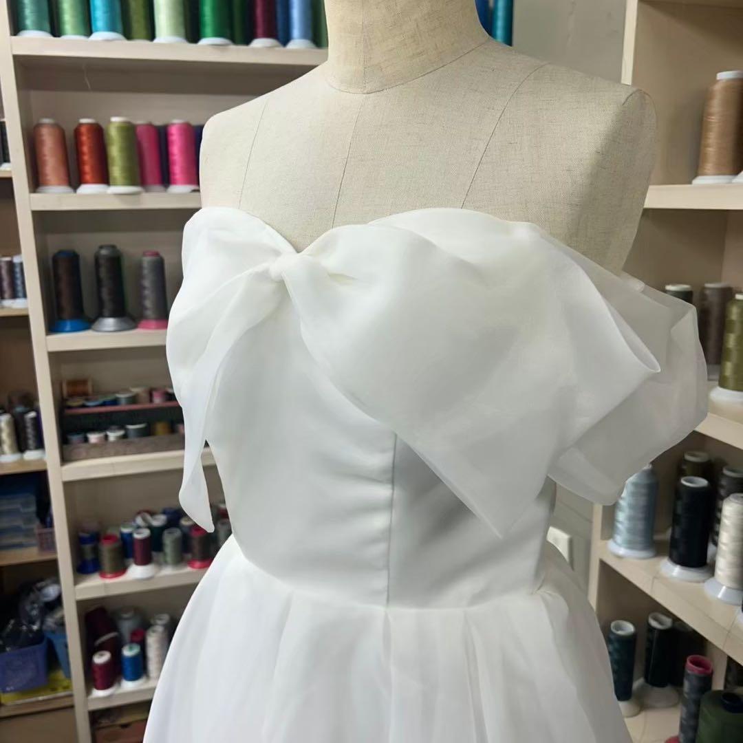 ウェディングドレス　エレガント　ホワイト　記念写真　結婚式　披露宴