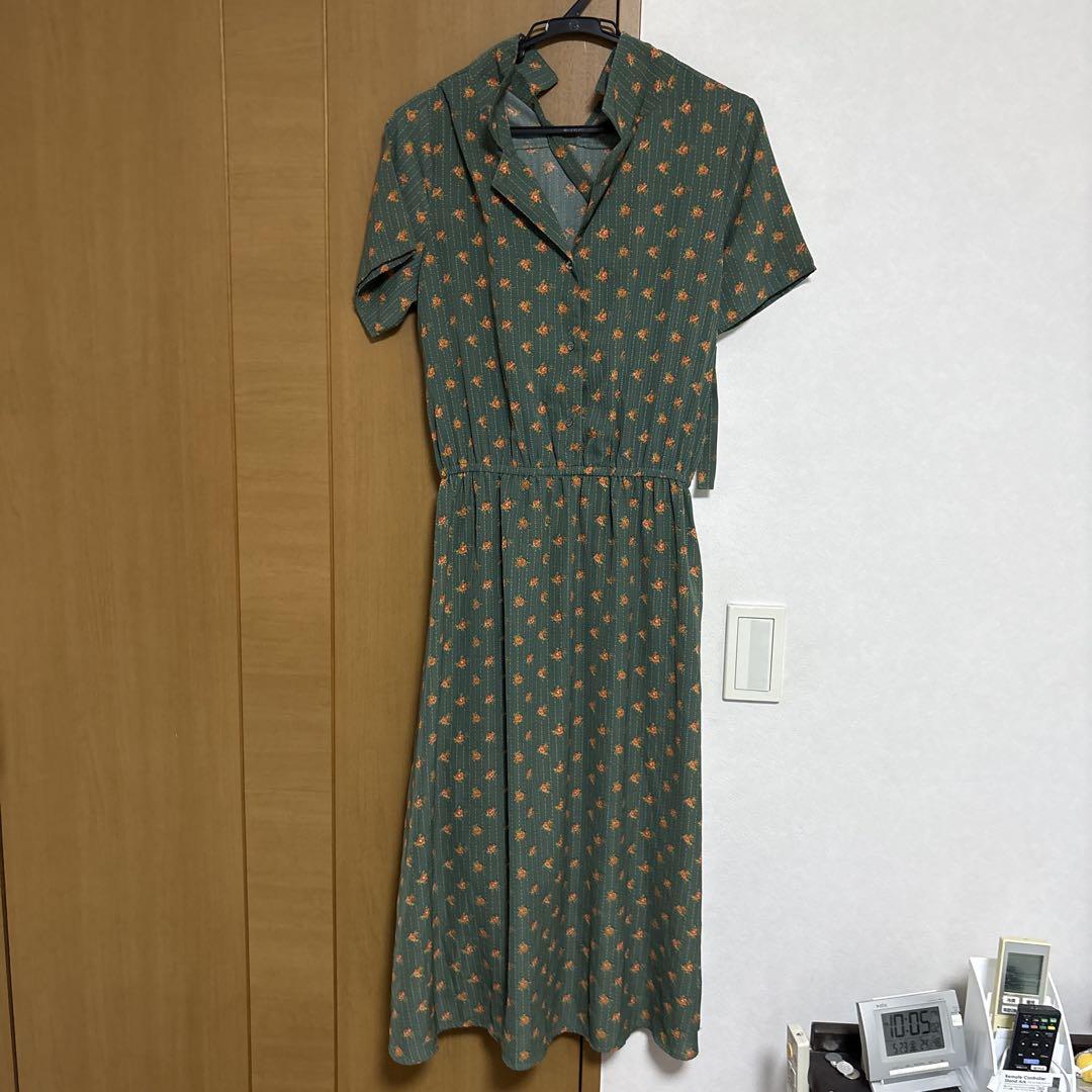緑色花柄半袖ひざ丈ワンピース